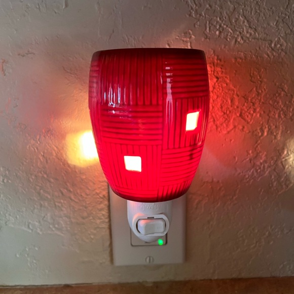 2/$8 Scentsy warmer - Picture 2 of 3